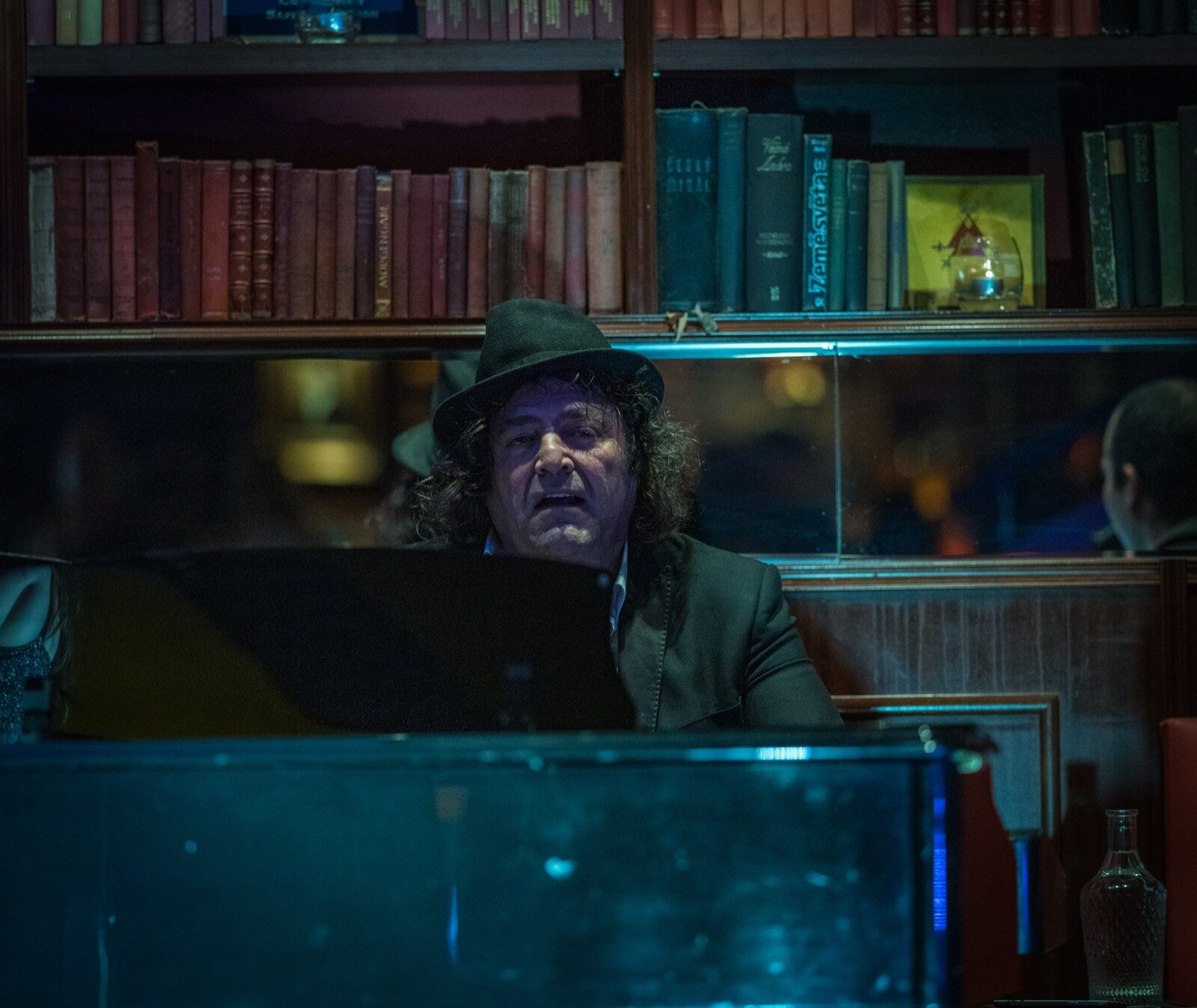 Robin Finesilver performing late into the night in a Prague lounge